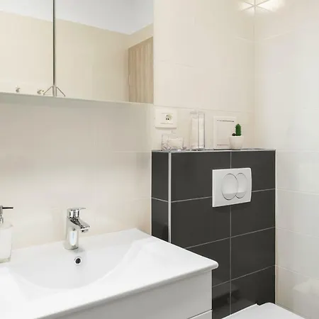 Apartman Comfortable 3-bedroom With Balcony And Fast Wi-fi - 10 Minutes From Old Town Split