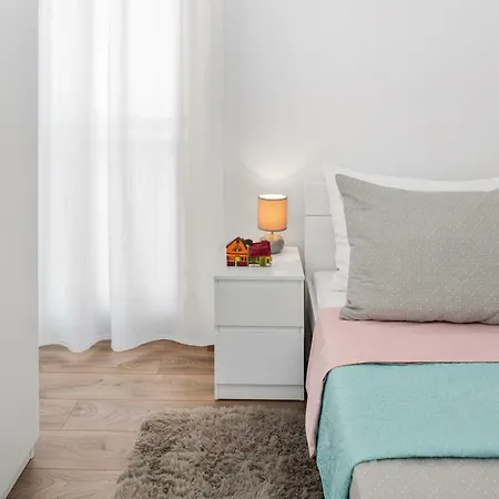 Comfortable 3-bedroom With Balcony And Fast Wi-fi - 10 Minutes From Old Town Apartman