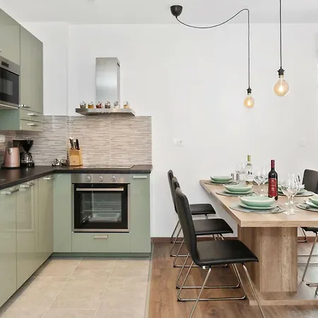 Comfortable 3-bedroom With Balcony And Fast Wi-fi - 10 Minutes From Old Town Split