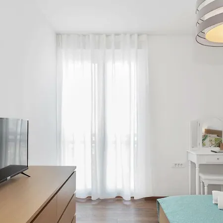 Comfortable 3-bedroom With Balcony And Fast Wi-fi - 10 Minutes From Old Town