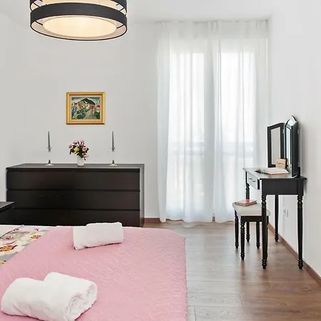 Apartman Comfortable 3-bedroom With Balcony And Fast Wi-fi - 10 Minutes From Old Town *