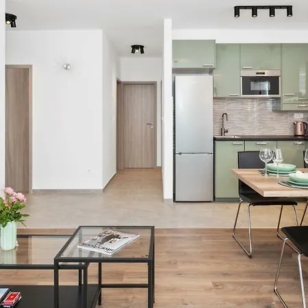 Comfortable 3-bedroom With Balcony And Fast Wi-fi - 10 Minutes From Old Town *