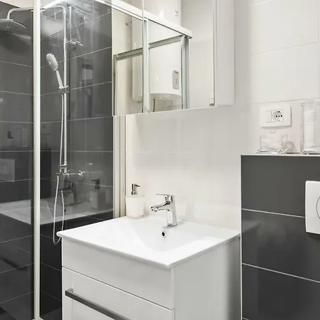 Comfortable 3-bedroom With Balcony And Fast Wi-fi - 10 Minutes From Old Town * 斯普利特